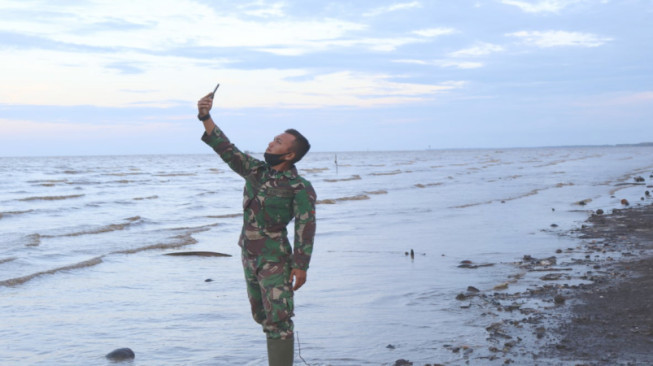 Susahnya Sinyal Ponsel Tidak Surutkan Semangat Prajurit TNI