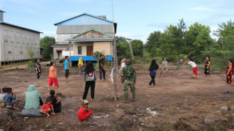 Semangat Emak-Emak Bermain Voli, Anggota Satgas TMMD Jadi Wasit