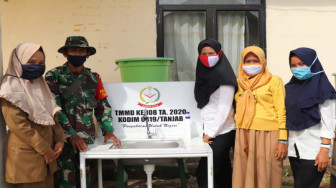 Satgas TMMD Kodim Tanjab Serahkan Bantuan Wastafel Untuk Desa Labuhan Pering