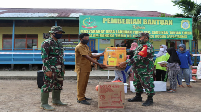 Satgas TMMD Kodim Tanjab Beri Bantuan Alat Semprot Disinfektan