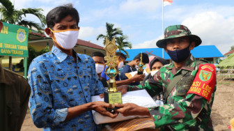 Satgas TMMD Kodim Tanjab Serahkan Hadiah Turnamen Sepakola