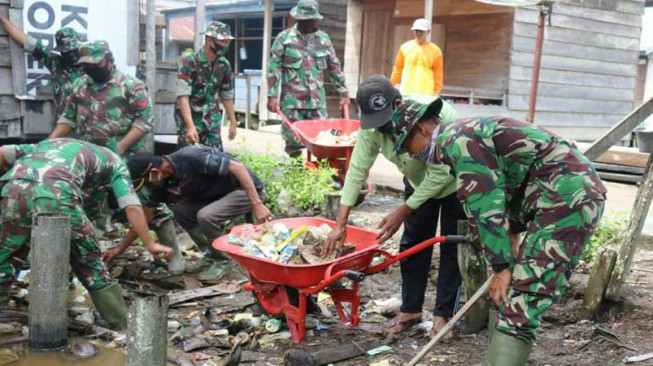 Budayakan Hidup Bersih, Satgas TMMD Ajak Warga Gotong Royong