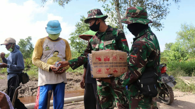 Segelas Air Minum Jalin Kebersamaan TNI dan Rakyat