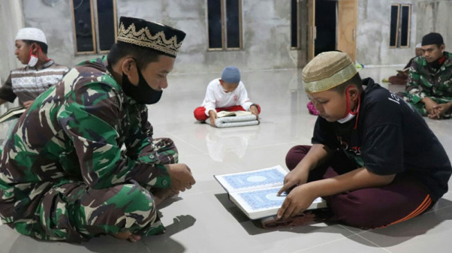 Bekali Ilmu Agama, Tentara Ajari Anak-Anak Labuhan Pering Mengaji