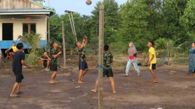 Jalin Kebersamaan, Satgas TMMD Kodim Tanjab Bermain Voli Bersama Warga