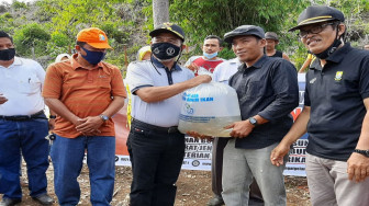 Wabup Merangin Salurkan dan Tebar Benih Ikan Bantuan BPBAT