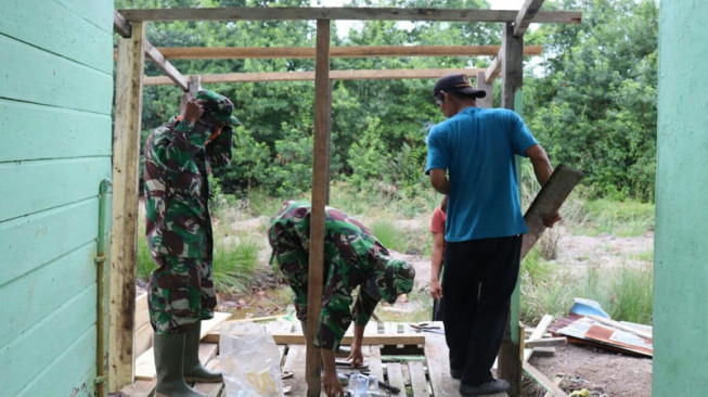 Peduli Kesehatan, Satgas TMMD Kodim 0419 Tanjab Perbaiki Toilet Sekolah