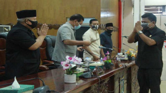 Bupati Safrial Hadiri Paripurna Penyampaian Pemandangan Umum Fraksi
