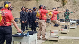 Kapolda Jambi Ikut Kejuaraan Menembak Pistol Executive