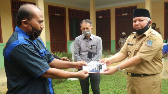 Bupati Safrial Serahkan Bantuan Kendaraan Operasional Inseminasi Buatan