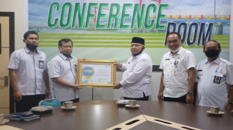 Bupati Tanjungjabung Barat Terima Penghargaan Dari BPS Pusat
