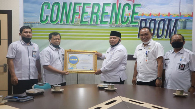Bupati Tanjungjabung Barat Terima Penghargaan Dari BPS Pusat