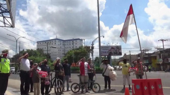 Warga Hormat Bendera di Lampu Merah