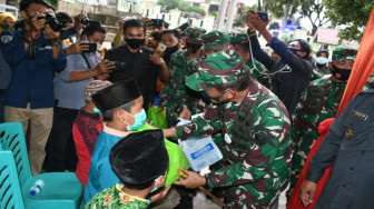 Pangdam II/Sriwijaya Bagikan Masker dan Sembako kepada Anak Yatim Piatu dan Marbot Masjid di Sarolangun