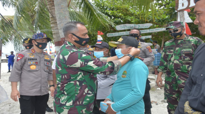 Danrem Bersama Kapolda Jambi Bagikan Masker untuk Warga Pesisir Pantai