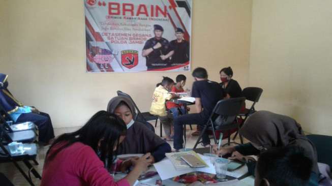 Peduli Pendidikan di Masa Pandemi Covid-19, Gegana Brimob Jambi Laksanakan Program BRAIN