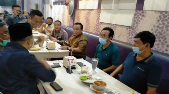Syafril Nursal Berdiskusi dengan Elemen Masyarakat Bungo Sambil Sarapan Pagi