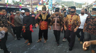 Tiba di Kampung Halaman, Syafril Nursal Disambut dengan Sholawat dan Diberi Kain Sorban Putih