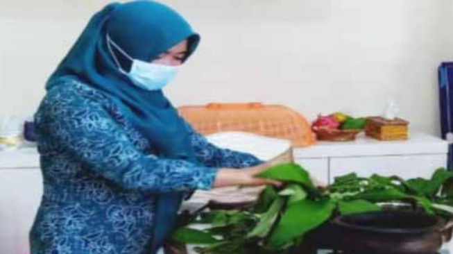 Al Haris Siapkan Ramuan Daun Sungkai untuk Dua Jurnalis Jambi