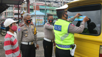 Ditlantas Polda Jambi Pasang Stiker Ayo Pakai Masker, Upaya Penjegahan Covid-19