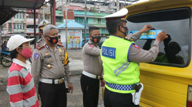 Ditlantas Polda Jambi Pasang Stiker Ayo Pakai Masker, Upaya Penjegahan Covid-19