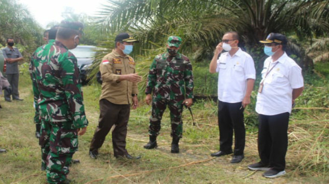 Dandim Sarko Dampingi Plt Bupati Merangin Tinjau Lokasi Makam Covid-19