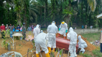 Diduga Terpapar Covid-19, Warga Merangin Dimakamkan Secara Protokol Kesehatan