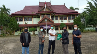 Sebagai Bentuk Kepedulian dan Solidaritas, JMSI Serahkan 3 Paket Bantuan Kepada 3 Jurnalis Pasien OTG Covid-19 di Bapelkes