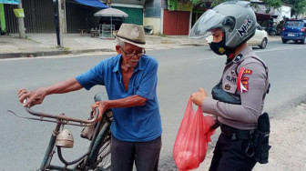 Baja 18 Ditsamapta Polda Jambi Bagi-bagi Nasi Bungkus