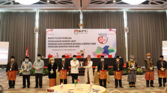 Fachrori – Syafril Satu-Satunya Paslon Pakai Baju Adat Saat Pencabutan Nomor Urut