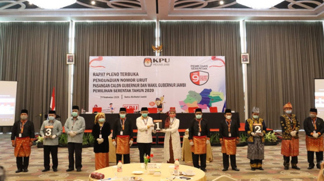 Fachrori – Syafril Satu-Satunya Paslon Pakai Baju Adat Saat Pencabutan Nomor Urut