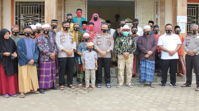 Kunjungi Ponpes Al-Muchlisah, Kapolda Jambi Bagikan Masker