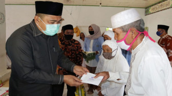 Mashuri Serahkan Bantuan Baznas untuk Panti Jompo Dusun Bedaro