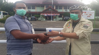 Peduli Wartawan Pasien Covid-19, Haris-Sani Serahkan Ramuan Daun Sungkai