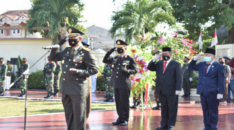 Sambut HUT Ke-75 TNI, Danrem 042 Gapu Ziarah Nasional dan Tabur Bunga di TMP Satria Bhakti