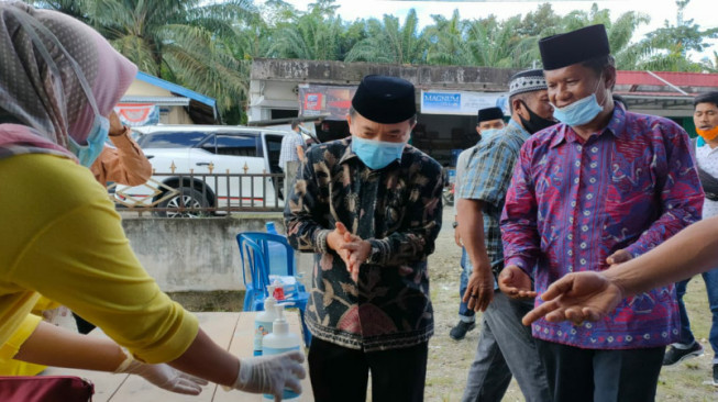Patuhi Protokol Kesehatan, Al Haris dan Nalim Hadiri Pengukuhan Relawan Haris-Sani