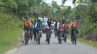 Gowes Kapolda Jambi, Sambil Bakti Sosial, Berikan Paket Sembako