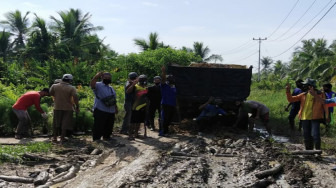 UAS Gotong Royong Bersama Ratusan Warga