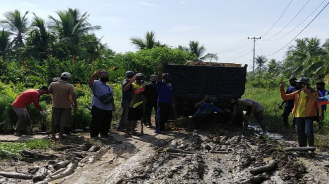 UAS Gotong Royong Bersama Ratusan Warga