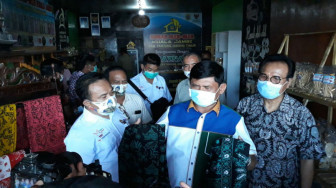 Beli Batik Motif Aneka Laut di Tanjabtim, Syafril Nursal : Motif Batiknya Sangat Indah