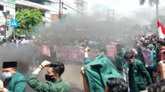 Blokir Jalan Depan Kampus, Aliansi Mahasiswa Unbari Unjuk Rasa Tolak RUU Cipta Kerja