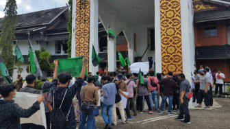 Sempat Terjadi Saling Dorong di Aksi Demo Penolakan UU Cipta Kerja