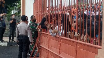 Masih Berlanjut, Ratusan Massa Aksi Berkumpul di Depan Gerbang Kantor Gubernur