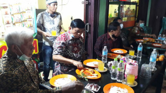 Gaya Sederhana Syafril Nursal Makan di Pujasera Kuala Tungkal