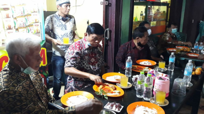 Gaya Sederhana Syafril Nursal Makan di Pujasera Kuala Tungkal