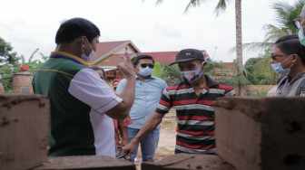 Pengrajin Batu Bata Terharu Dikunjungi Calon Wakil Gubernur