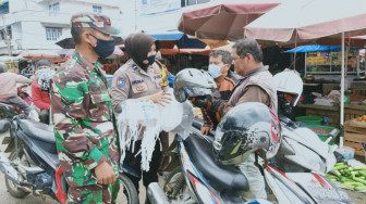 Cegah Penularan Covid-19, Babinkamtibmas Cantik ini Bagi-bagi Masker