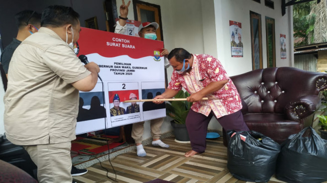 Warga Bulian Jaya Secara Bergantian Mencoblos Tanda Gambar Fachrori Umar-Safril Nursal
