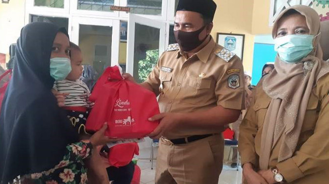 Plt Bupati Sarolangun Serahkan Bantuan Spesifik Perempuan dan Anak