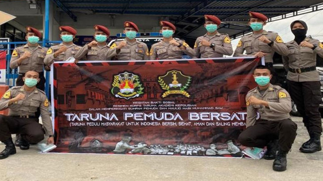 Peringati Sumpah Pemuda, Taruna Akpol Asal Jambi Berbagi